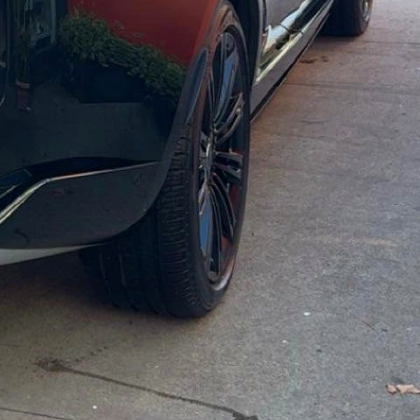 Alloy wheel and lower body of a freshly washed Range Rover